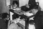 John Halas (középen, háttal), Macskássy Gyula (szemből). Felvétel a Coloriton stúdióban.