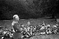 Balázs Béla mesél a Rákosi Mátyás Gyermekotthon lakóinak a Szabadság-hegyen (MAFIRT felvétel, 1945. augusztus 24. MTI Fotó)