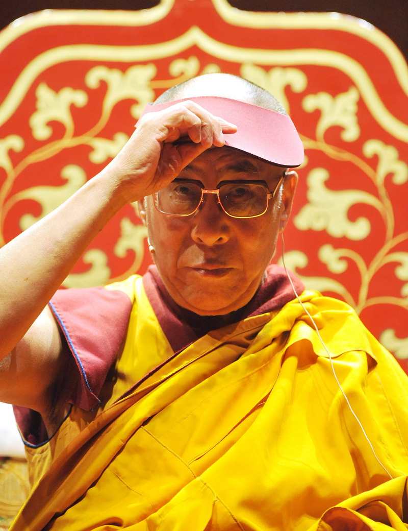 2010-ben a XIV. dalai láma, Tendzin Gyaco koncentrál, mielőtt megkezdi előadását a budapesti Papp László Budapest Sportarénában. A vallási vezető az Országgyűlés Magyar-Tibeti Baráti Társasága és a magyarországi tibeti buddhista szervezetek meghívására érkezett Magyarországra szeptember 17-én. MTI Fotó: Kovács Tamás