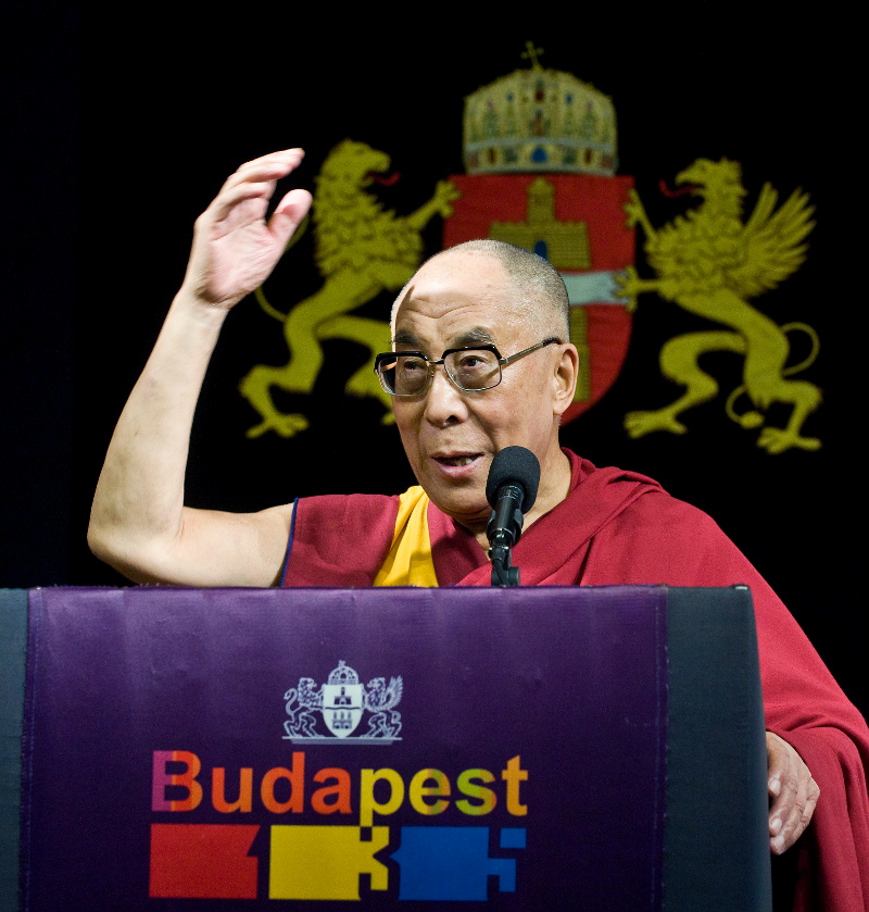 2010-ben a XIV. dalai láma, Tendzin Gyaco beszél, mielőtt átvette a Budapest díszpolgára címet a budapesti városházán. A vallási vezető az Országgyűlés Magyar-Tibeti Baráti Társasága és a magyarországi tibeti buddhista szervezetek meghívására érkezett Magyarországra szeptember 17-én. MTI Fotó: Ujvári Sándor