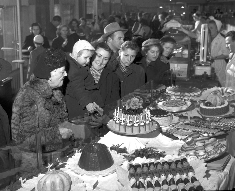 Tortakülönlegességek a Jégbüfé cukrászainak remekműveiből készült kiállításon, 1955-ben (MTI Fotó/Magyar Fotó: Bartal Ferenc)