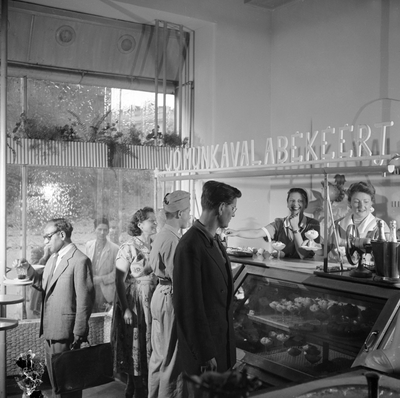Vásárlók a Felszabadulás téren újonnan megnyílt Jégbüfében, 1952 (MTI Fotó/Magyar Fotó: Munk Tamás)