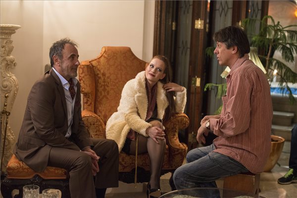 Pacskovszky József rendező (j) a Hikmet szerepét alakító Jakab Csabát és a Petra szerepét alakító Hőrich Nórát instruálja A tökéletes gyilkos című filmjének forgatásán Budapesten 2015. november 5-én. MTI Fotó: Kallos Bea