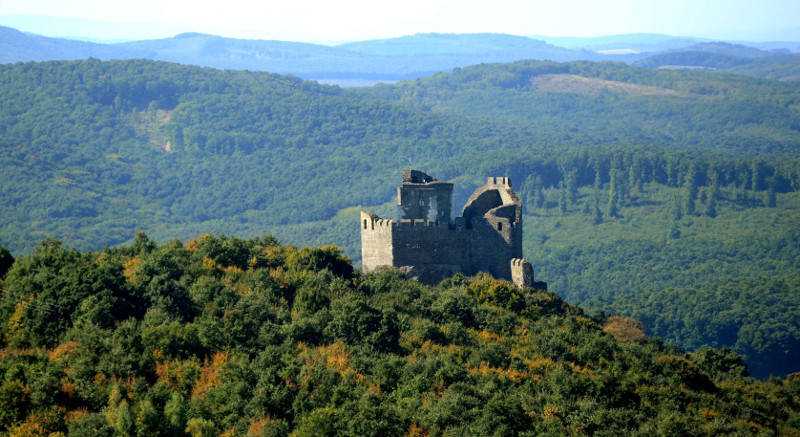 A 13 században épült hollókői vár, amely a Cserhát hegyei között, az UNESCO által a világörökség részévé nyilvánított palóc település közelében, egy kiugró sziklaszakadék szélén áll. MTI Fotó: H. Szabó Sándor