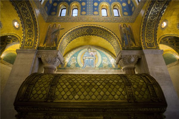 A megújult Kossuth-mauzóleum a Fiumei úti Nemzeti Sírkertben az avatás napján, 2015. december 9-én. MTI Fotó: Balogh Zoltán