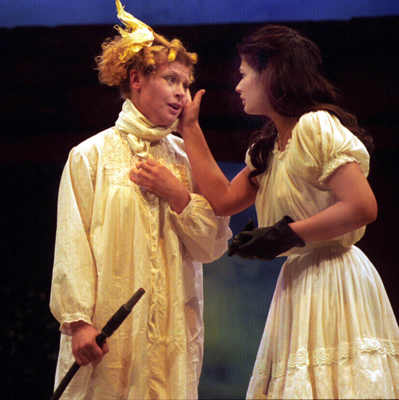 Hegyi Barbara és Kéri Kitty a Vígszínházban Shakespeare: Sok hűhó semmiért című vígjátékában. A darabot Eszenyi Enikő rendezte, előbemutatóját június 10-én tartották. MTI Fotó: Ilovszky Béla