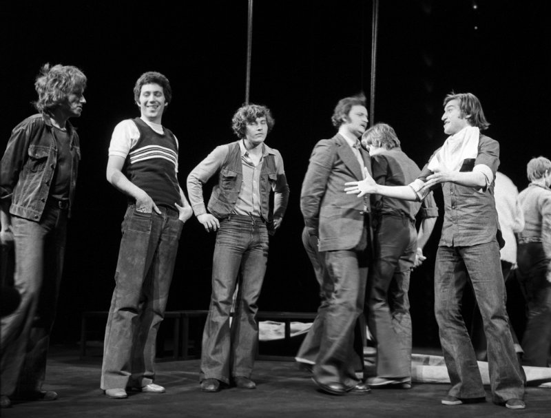 Budapest, 1975. március 10. Kern András, Kovács István, Sörös Sándor, Balázs Péter és Szombathy Gyula (b-j) jelenete Bereményi Géza-Kern András-Marton László-Radnóti Zsuzsa Harminc éves vagyok című musicaljének próbáján. A zenés színművet Presser Gábor zenéjével, Adamis Anna dalszövegeivel, Marton Endre rendezésében március 14-én mutatja be a Vígszínház. MTI Fotó: Keleti Éva