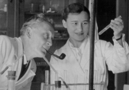 Szent-Györgyi Albert és Banga Ilona a laboratóriumban (1930-as évek)