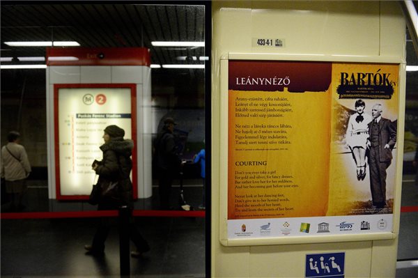 A Bartók Béla életét és munkásságát bemutató kiállítás egyik installációja egy metrókocsiban, a Puskás Ferenc Stadion állomáson 2016. március 23-án, a tárlat megnyitóján. A zeneszerző születésének 135. évfordulója alkalmából indított emlékév részeként nyílt tárlat két hónapon át látható a metró 2-es 3-as és 4-es vonalán közlekedő szerelvényeiben, a Metro Galériában. MTI Fotó: Kovács Tamás