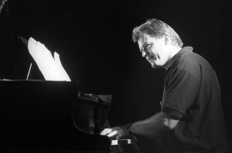 Binder Károly zongorázik a Kamaraerdei Ifjúsági Parkban az első Budapesti Nemzetközi Jazz Fesztiválon, melyet a KÖZGÁZ Jazz Klub rendezett. MTI Fotó: Pataky Zsolt  1989