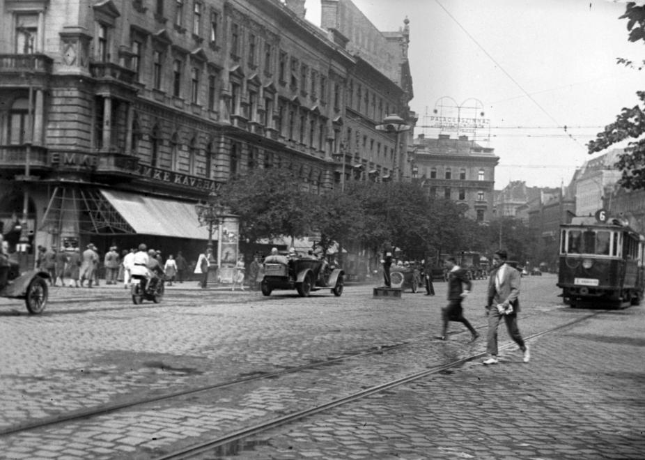 Nagykörút - Rákóczi út kereszteződése, balra az EMKE ház. Urbán Tamás 1929