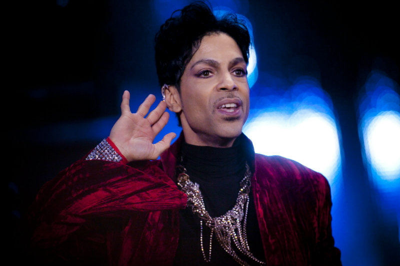 Prince amerikai zenész, énekes ad koncertet a nagyszínpadon a Sziget fesztivál nulladik napján, a budapesti Hajógyári-szigeten. MTI Fotó: Mohai Balázs