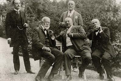 Az idős Görgey (balról a második) vendégei társaságában visegrádi otthonában (Forrás: hbml.archivportal.hu)