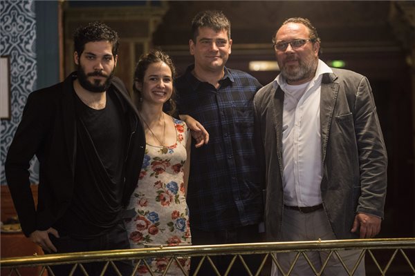 Budapest, 2016. június 2. Szalay Bence (b), Móga Piroska és Schneider Zoltán (j), a viszkis rablóról, Ambrus Attiláról szóló film szereplői, valamint Antal Nimród rendező (j2) a film sajtótájékoztatóján a budapesti Uránia Nemzeti Filmszínházban 2016. június 2-án. A forgatás június 11-én kezdődik. A Magyar Nemzeti Filmalap 1,1 milliárd forintos támogatásával készülő, hetven napon át 130 helyszínen forgó, egyelőre végleges cím nélküli mozi főszereplője Szalay Bence. MTI Fotó: Kallos Bea
