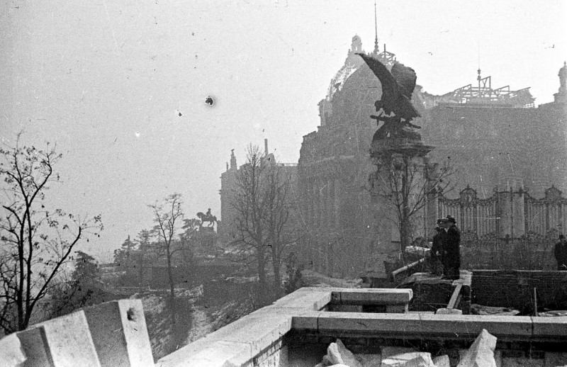 fortepan 1945 Turul szobor és a Királyi Palota a Gőzsikló felől.