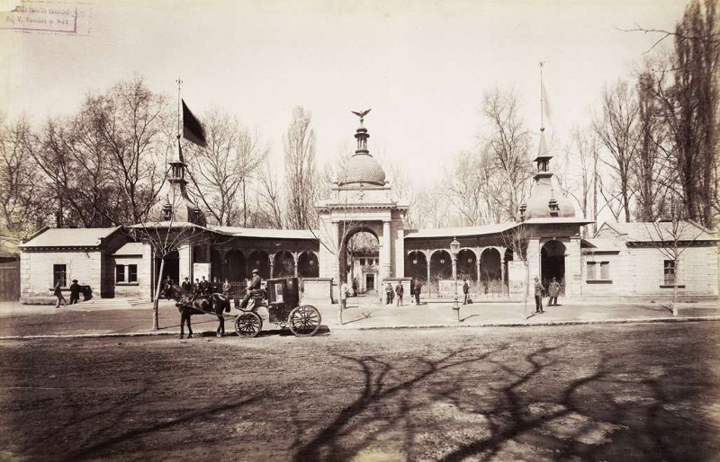 Állatkert régi főkapuja. A felvétel 1890 után készült. A kép forrása: Fortepan / Budapest Főváros Levéltára. Levéltári jelzet: HU.BFL.XV.19.d.1.07.107