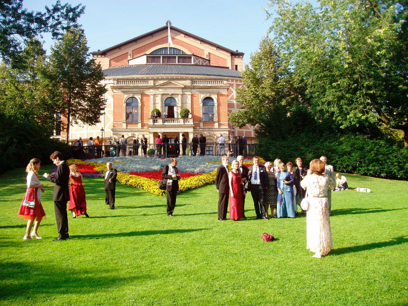 A nézők gyülekeznek a Richard Wagner műveinek előadására szolgáló Bayreuthi Ünnepi Játékok Háza előtt Bayreuthban, a Zöld-dombon augusztus 13-án. Idén a Bayreuthi Ünnepi Játékok július 25-től augusztus 28-ig tartanak. Felvételünk az MTI-Press anyagához készült. MTI Fotó: Baracs Dénes