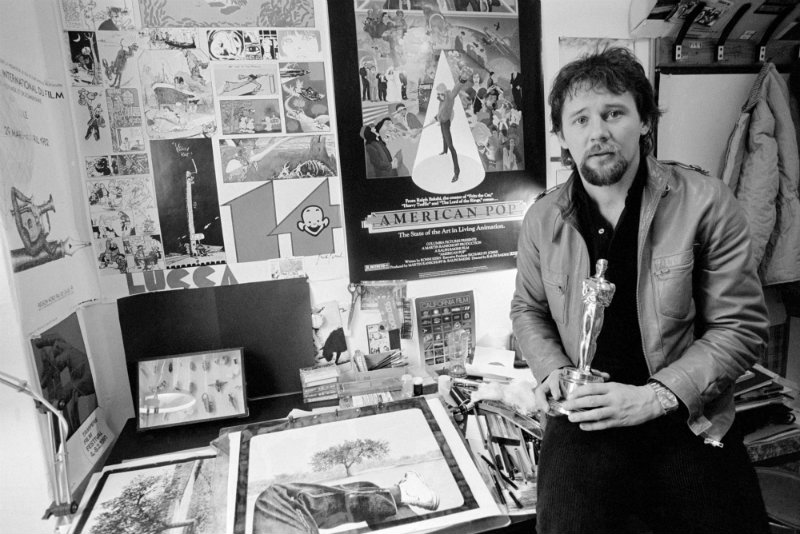 Rofusz Ferenc rajzfilmrendező, A légy című animációs filmjéért kapott Oscar-díjjal a kezében stúdiójában. A három perces mű egy légy szemszögéből láttatja a világot a nézővel. MTI Fotó: Friedmann Endre