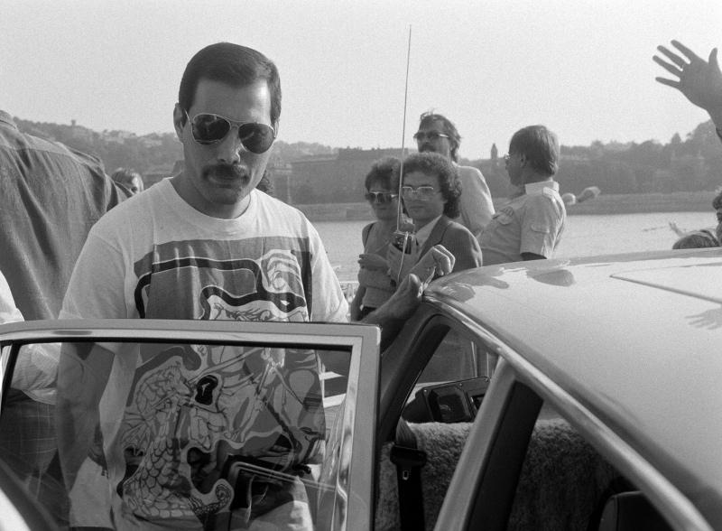 Budapest, 1986. július 23. Freddie Mercury, az együttes énekese autóba száll a Duna-parton. A Bécsből hajóval érkező Queen együttest rajongók tömege fogadta Budapesten. Az angol Queen együttes európai turnéja során július 27-én a Népstadionban ad koncertet. MTI Fotó: Földi Imre