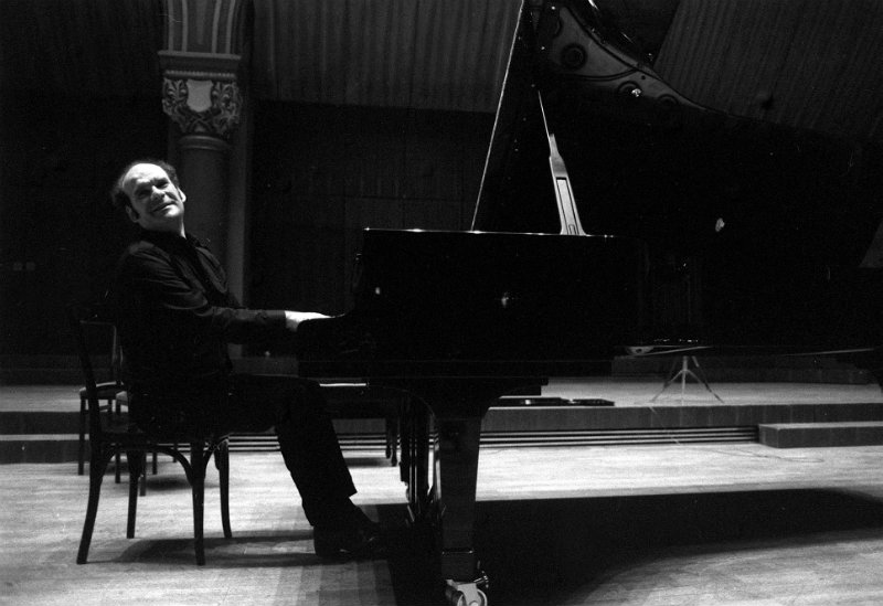 ellegi Ádám zongoraművész, 1941. december 30-án született Budapesten. A képen: Fellegi Ádám Chopin műveiből összeállított koncertjére készül a Pesti Vigadóban. MTI Fotó: Cser István