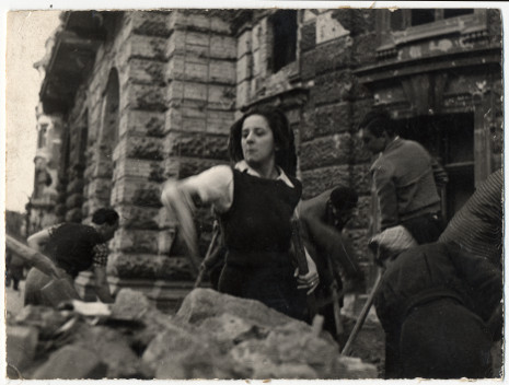 Gobbi Hilda a Nemzeti Színház romjainál 1945-ben. Ismeretlen fényképész felvétele