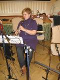 Grasso-Kormos Mária klarinétokon és különböző hangfekvésű furulyákon cifrázza a dallamot