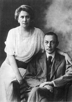 rachmaninoff_with_his_wife_Natalia1925.jpg