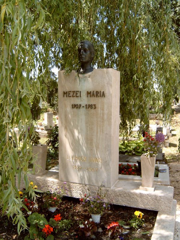 7 Mezei Mária síremléke a budakeszi temetőben; a szobor Szandai Sándor alkotása